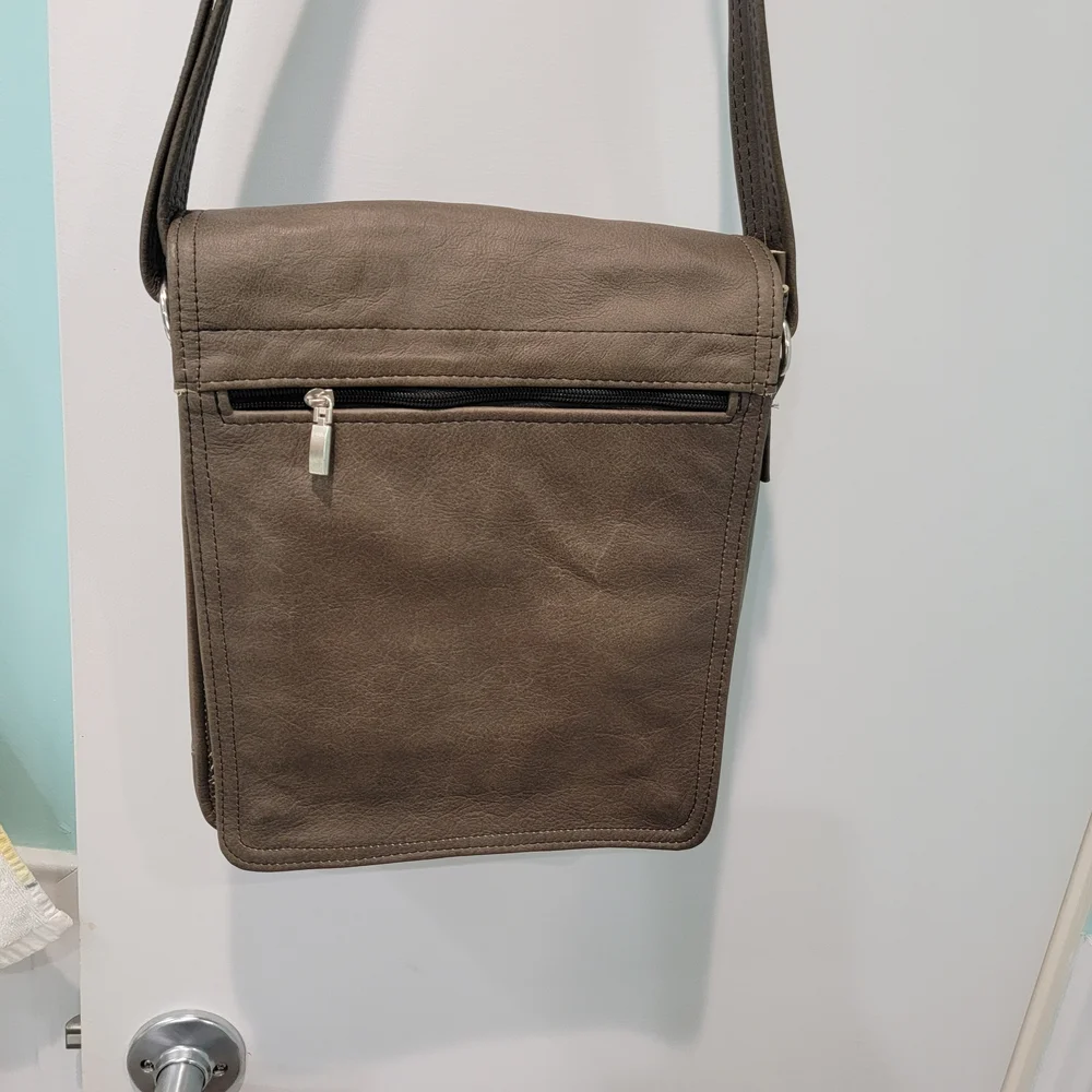 Elegant Tan Leather Men's Messenger Bag